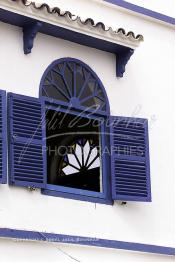 Image du Maroc Professionnelle de  Fenêtre d'une maison dans la Kasbah d'Asilah, ville du nord du Maroc sur l'océan Atlantique à 40 km au sud de Tanger, Dimanche 9 Septembre 2001(Photo / Abdeljalil Bounhar)
